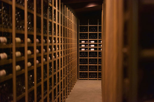 Cave à vin organisée par zones de consommation avec bouteilles couchées