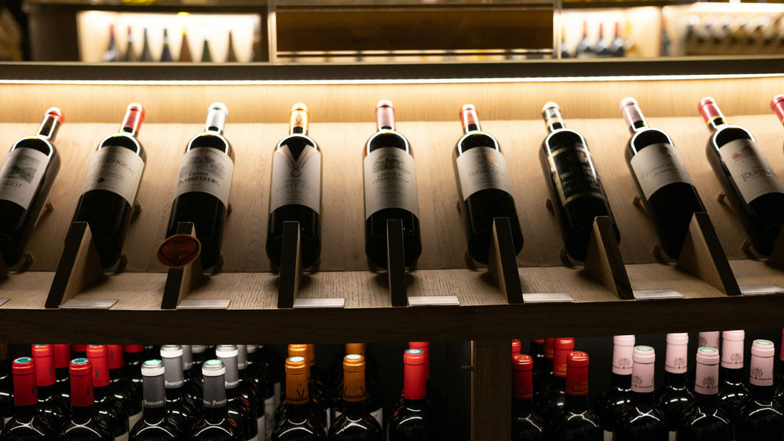Bouteilles de vin de différentes gammes de prix 