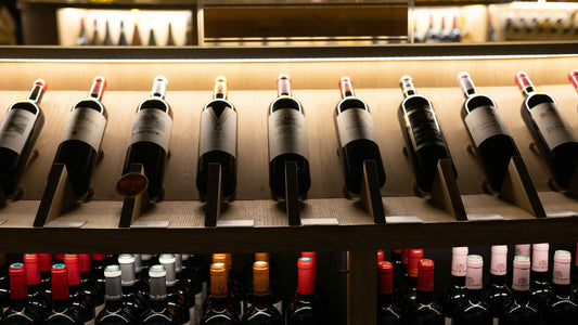 Bouteilles de vin de différentes gammes de prix 