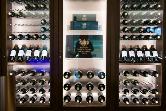 Cave à vin électrique multizone installée dans un salon