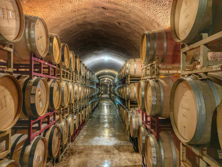 Différents types de vins conservés ensemble en cave 