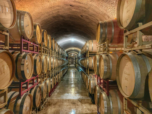 Différents types de vins conservés ensemble en cave 