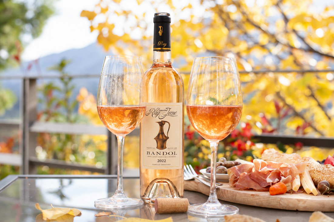 Table d'apéritif dînatoire avec planche de charcuterie et vin 