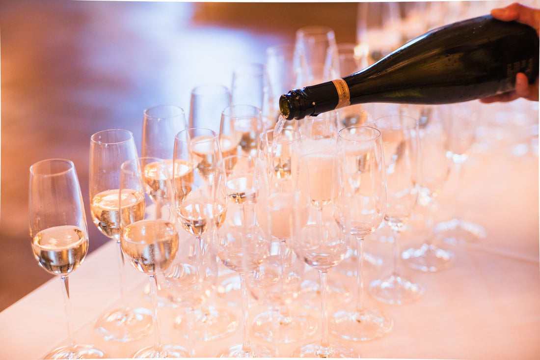 Service de champagne pendant le vin d'honneur d'un mariage 