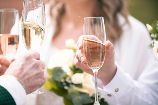 Service de vin lors d'un mariage 