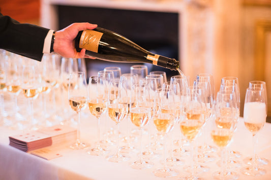 « Sommelier servant du vin lors d'un événement privé 