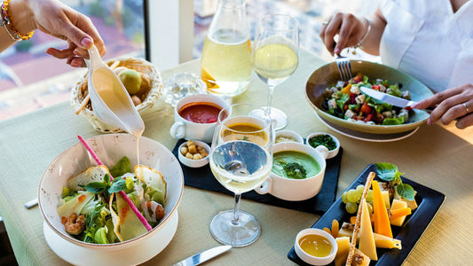 Table avec accords mets et vins pour différents plats 