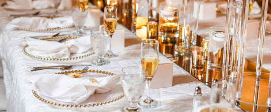 Table de mariage avec verres de vin dressés selon le nombre d'invités 