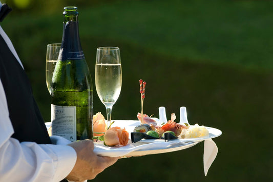 Toasts servis avec un vin blanc lors d'un cocktail 
