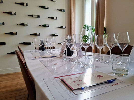 Verres de vin alignés pour une dégustation à l'aveugle à thème